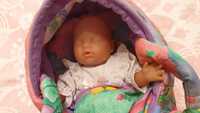 Lalka new born oryginalna z nosidełkiem, dwustronną kołderką i podusią