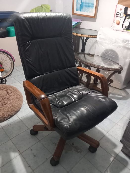 Cadeirão de pele sintética