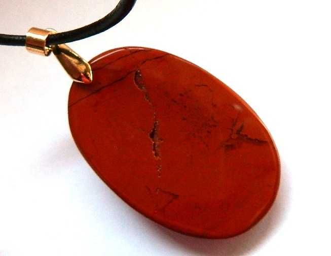 Antystresowy czerwony jaspis mokait, płaskorzeźba Anioł, wisior