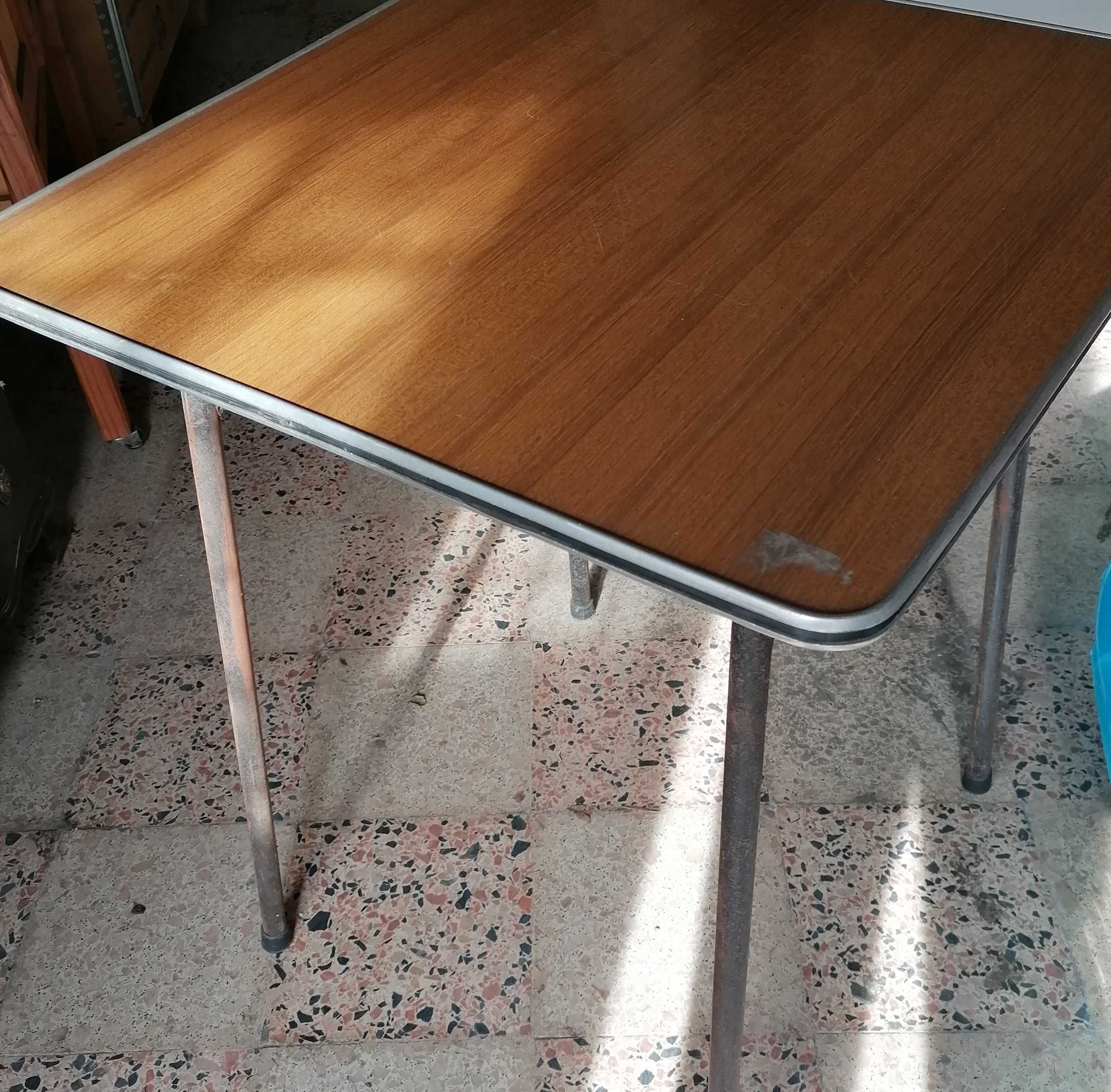 Mesa tipo bar, em fórmica, 62x62 cm, por 20€