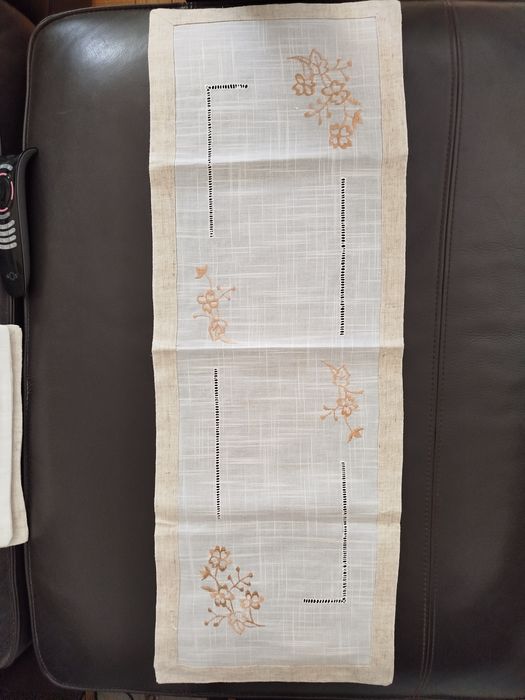 Naperons em linho 
1x - (84x28)