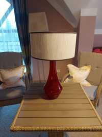 Czerwona lampa stołowa