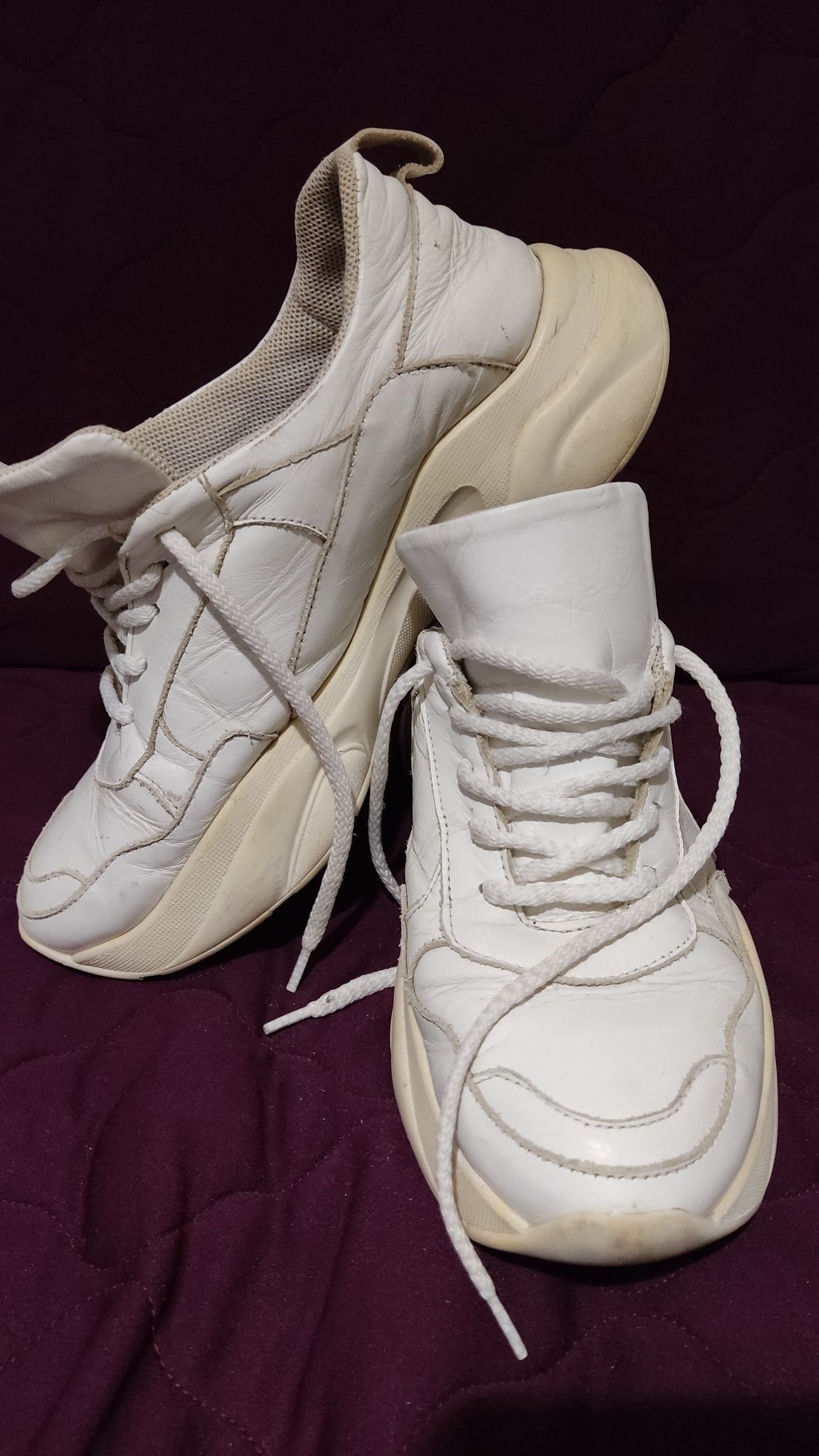 Белые кроссовки  білі кросівки