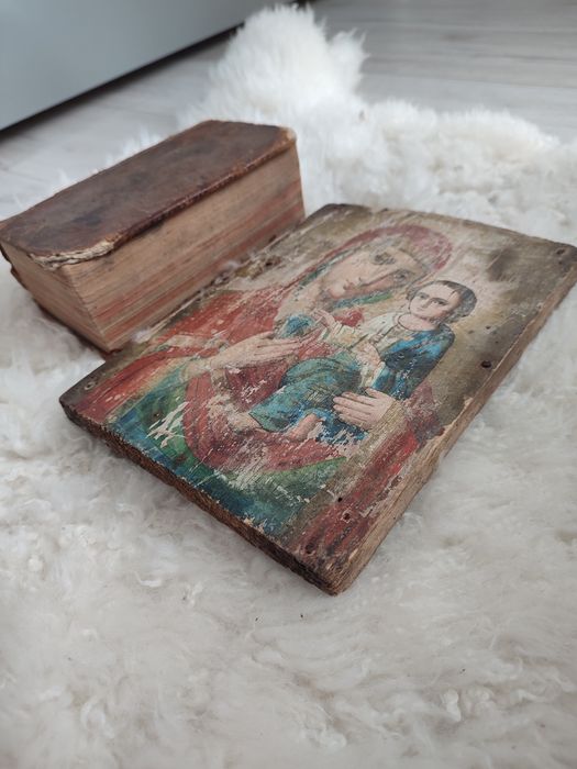 Старовинна книга збірник законів Франції та ікона Божої матері з дитин
