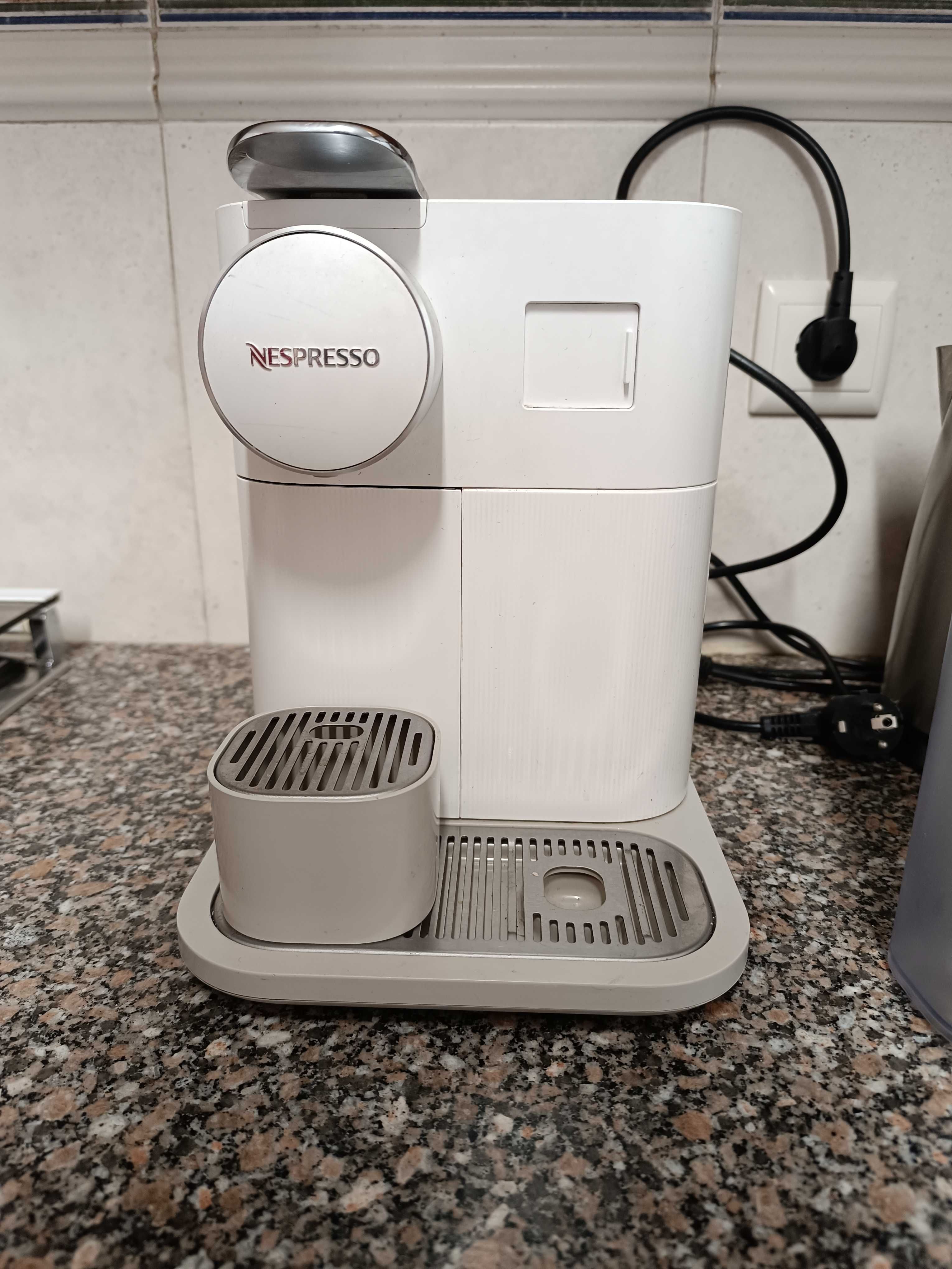 Máquina de café Nespresso Gran Latissima