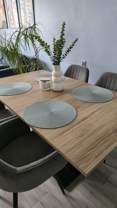 Stół rozkładany 160x90 (złożony) Posiada normalne ślady użytkowania.