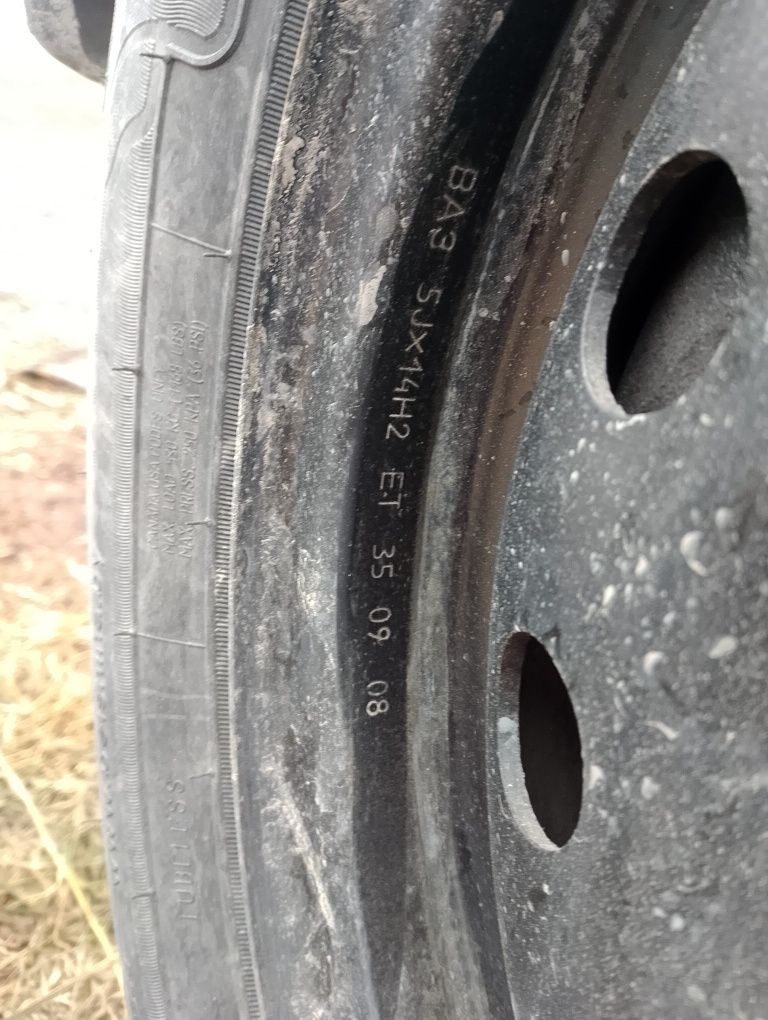 В наявності два колеса R14