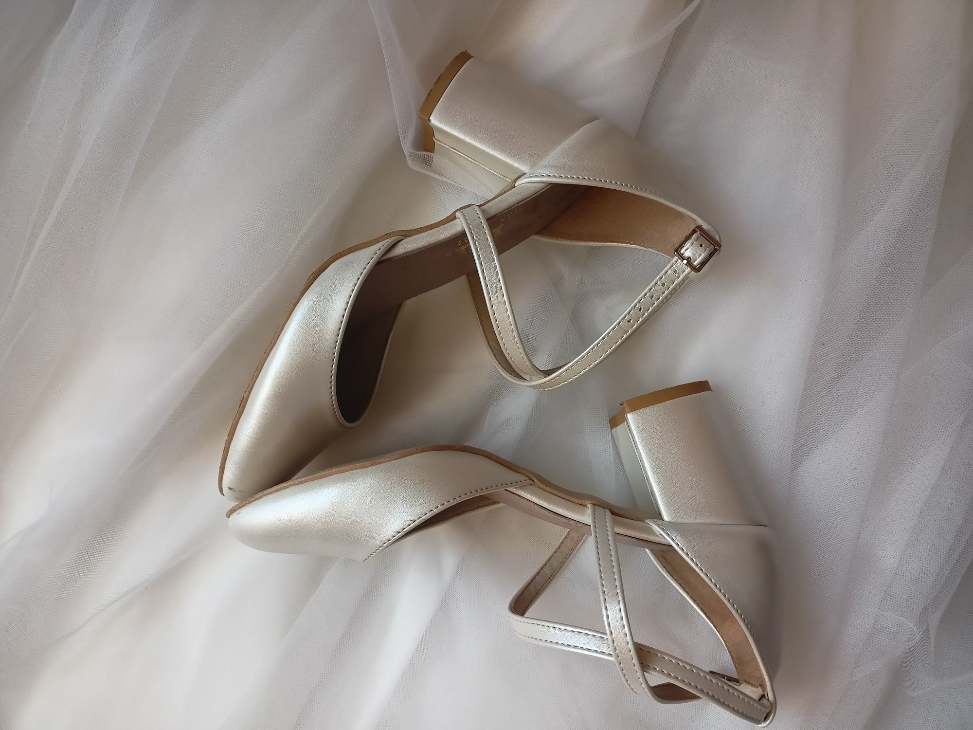 Buty ślubne brilu rozmiar 36 perłowe