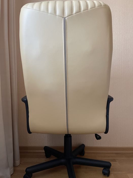 Кресло офисное бежевое