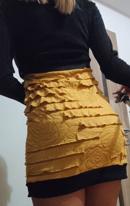 Sukienka czarno-żółta z paskiem M