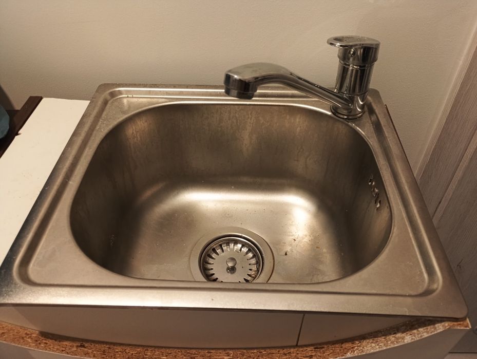 Zlew z baterią i szafką