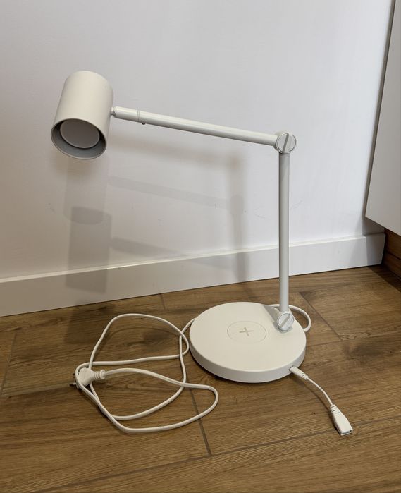 NYMÅNE Biała lampa biurkowa z ładowarką indukcyjną