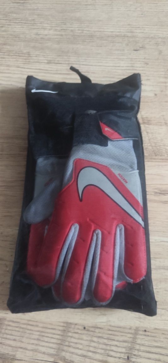 Вратарские перчатки Nike