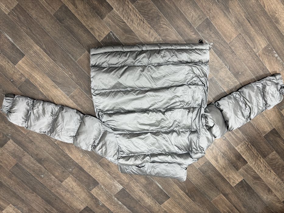 Стильна тепла курточка Guess кольору сірий  металік