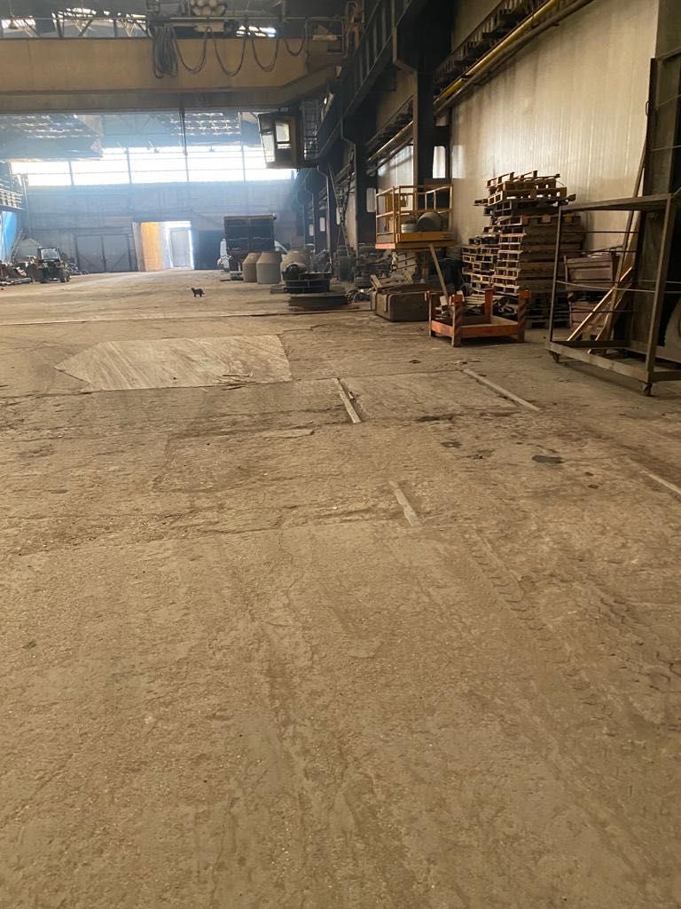 Hala produkcyjna z suwnicami