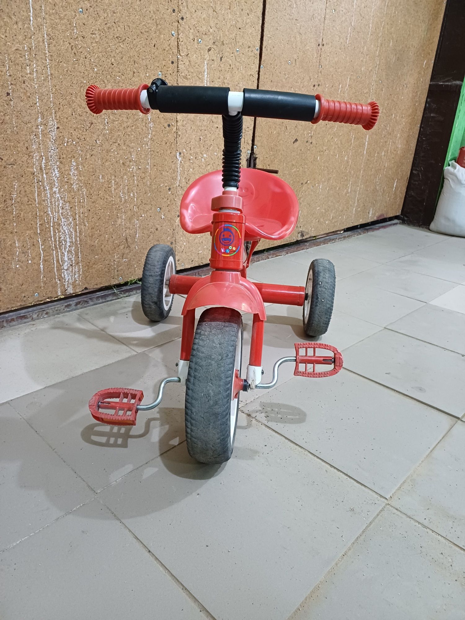 Дитячий трьохколісний велосипед. На 3 роки. Вспінені колеса