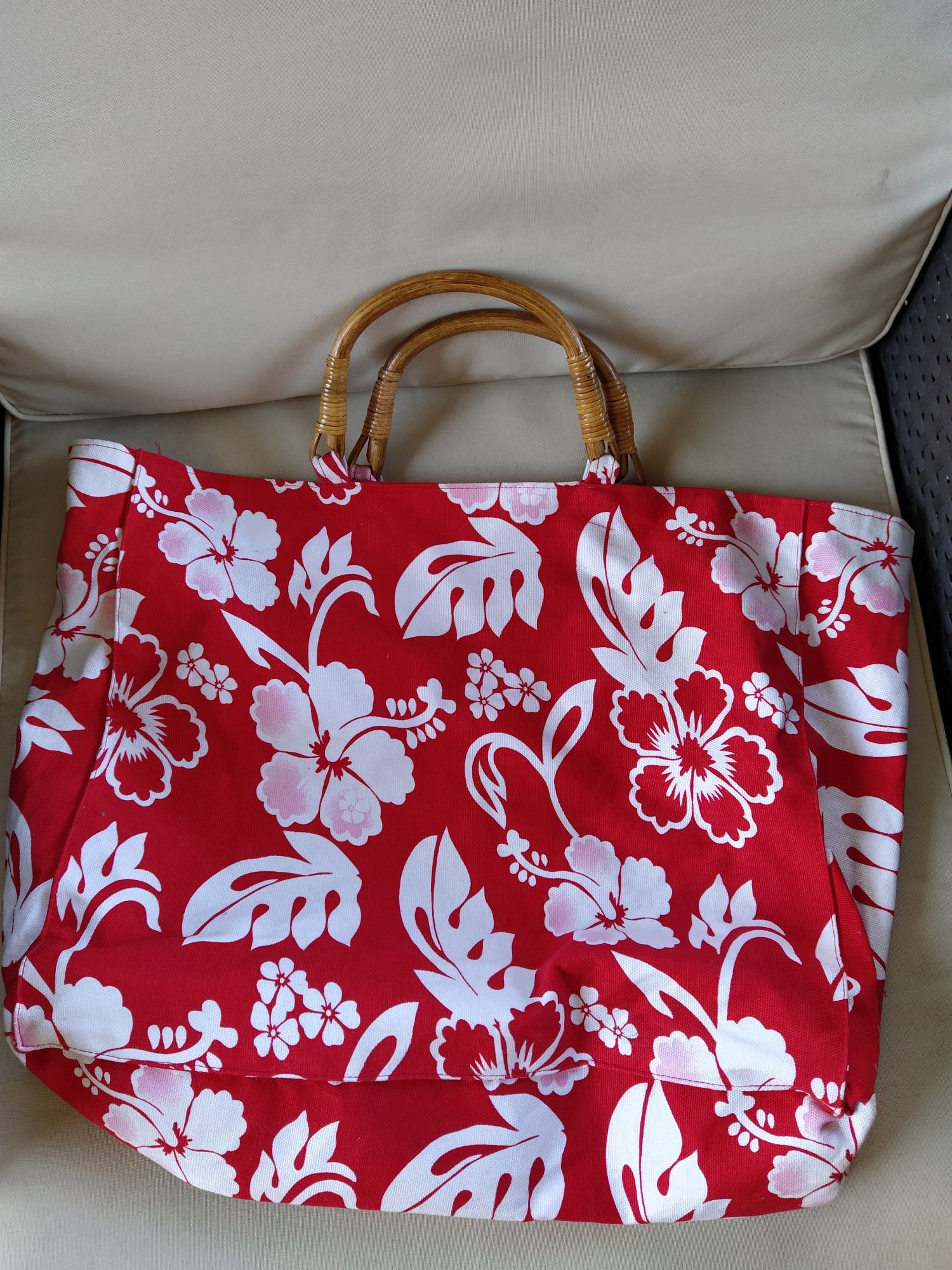 Duża torebka z kwiatkami, H&M, idealna na plażę