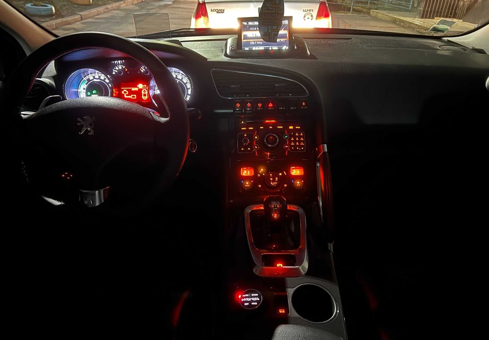 Peugeot 3008 2.0 HDi дизель HYbrid4 2012