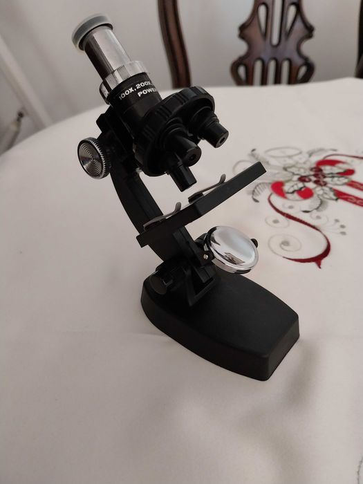 Microscópio decorativo em muito bom estado