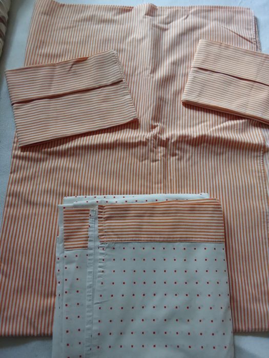 Lençóis de cama de algodão e duas fronhas