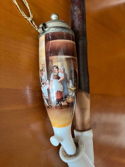 Cachimbo antigo em porcelana pintada e madeira