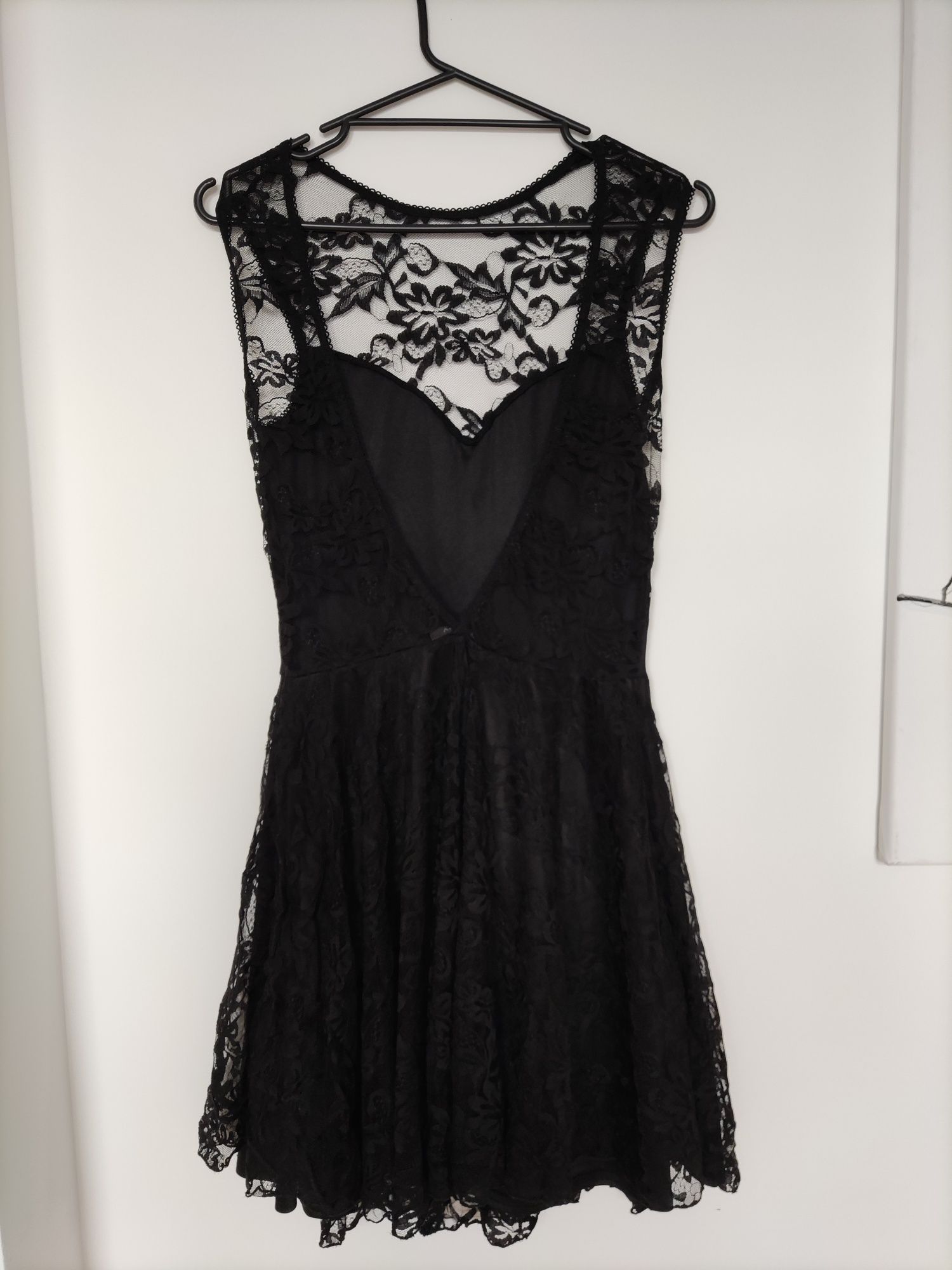 Czarna krótka koronkowa sukienka Orsay 36