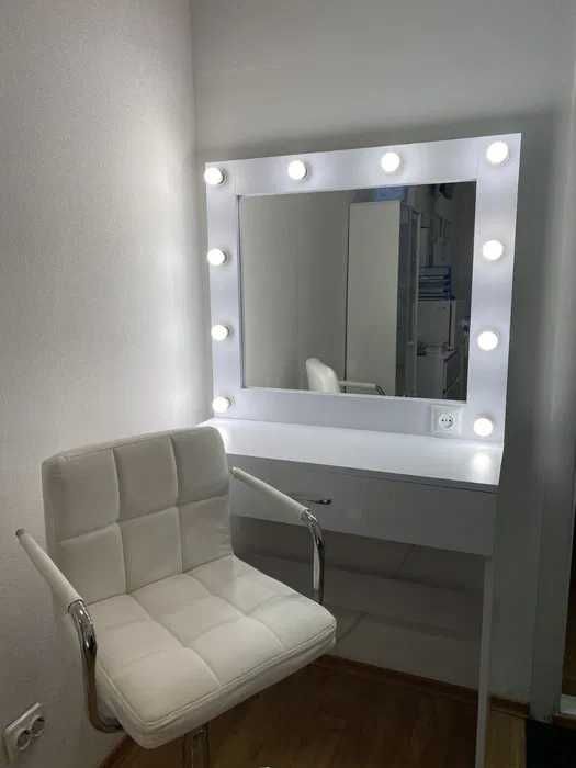 Жіночий гримерний столик із дзеркалом з підсвіткою