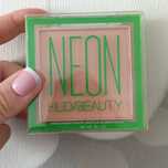 Neon Huda Beauty puder do twarzy