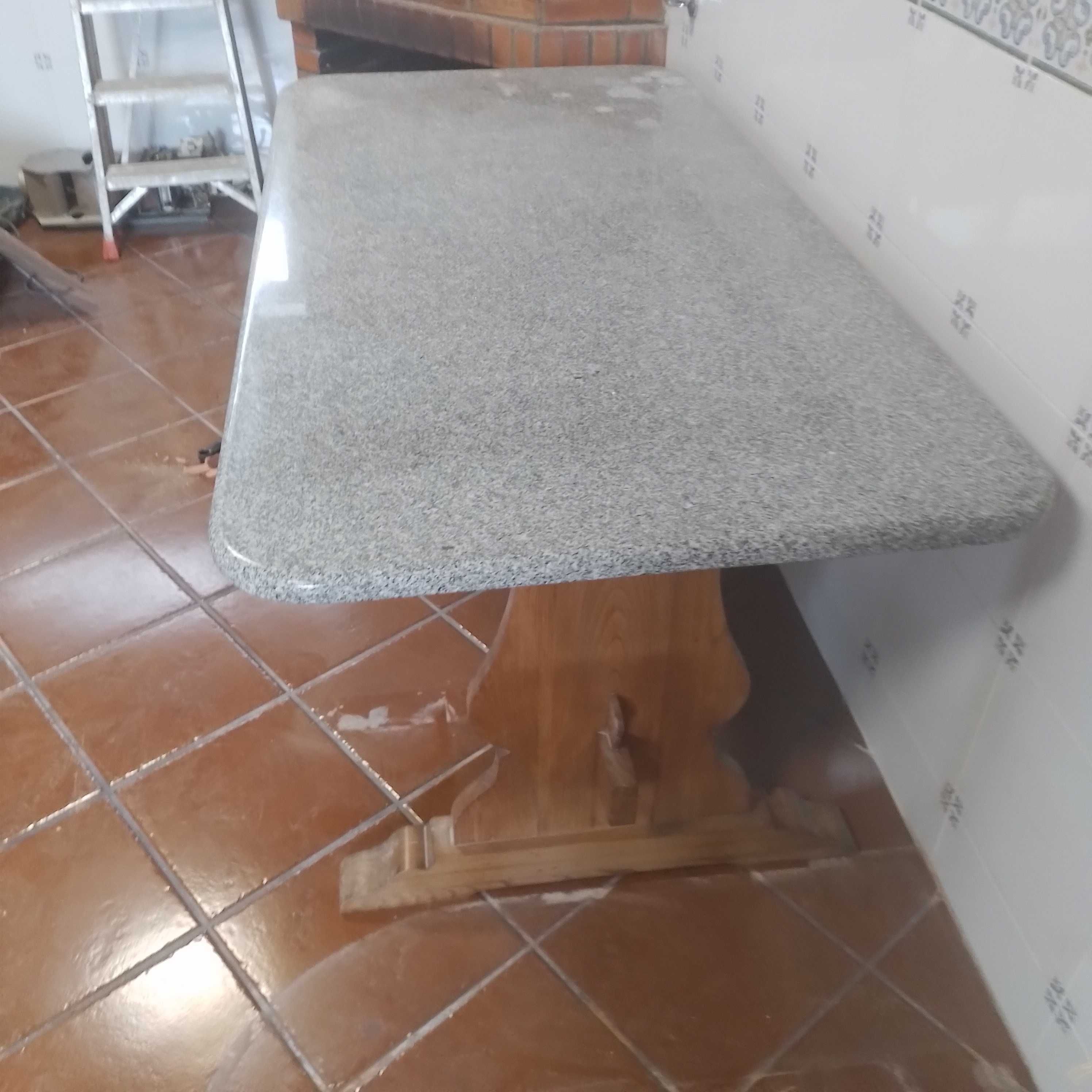 Mesa em Granito Antas e Madeira