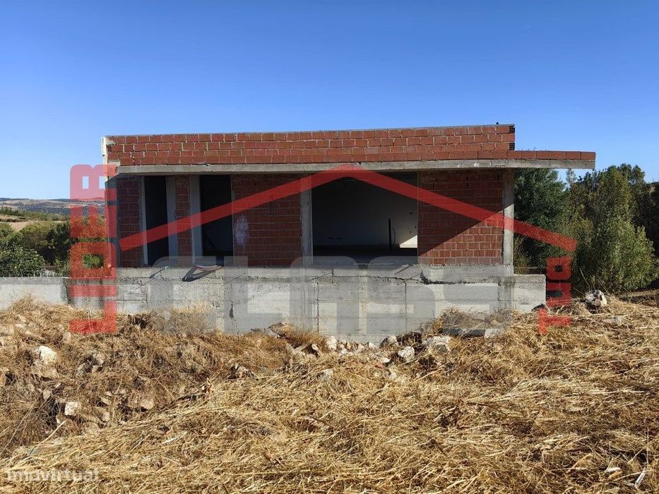 Terreno com moradia em construção