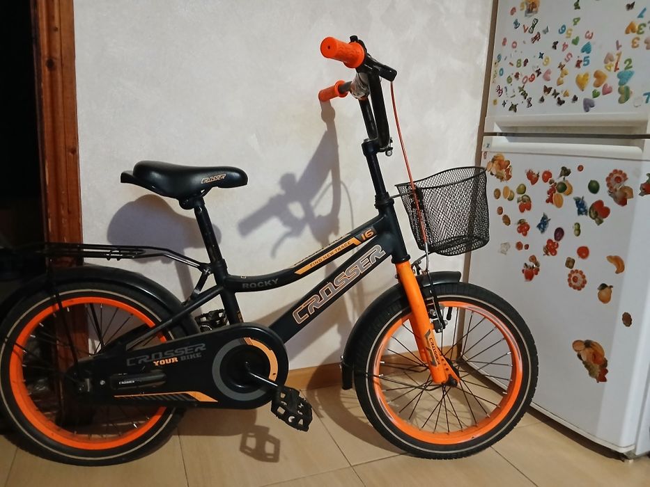 Велосипед дитячий помаранчево-чорного кольору 16 дюймів на 4-7 років