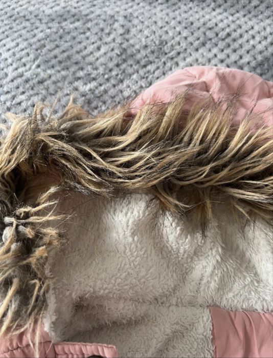 Różowa kurtka ocieplana z misiem w środku i kapturem