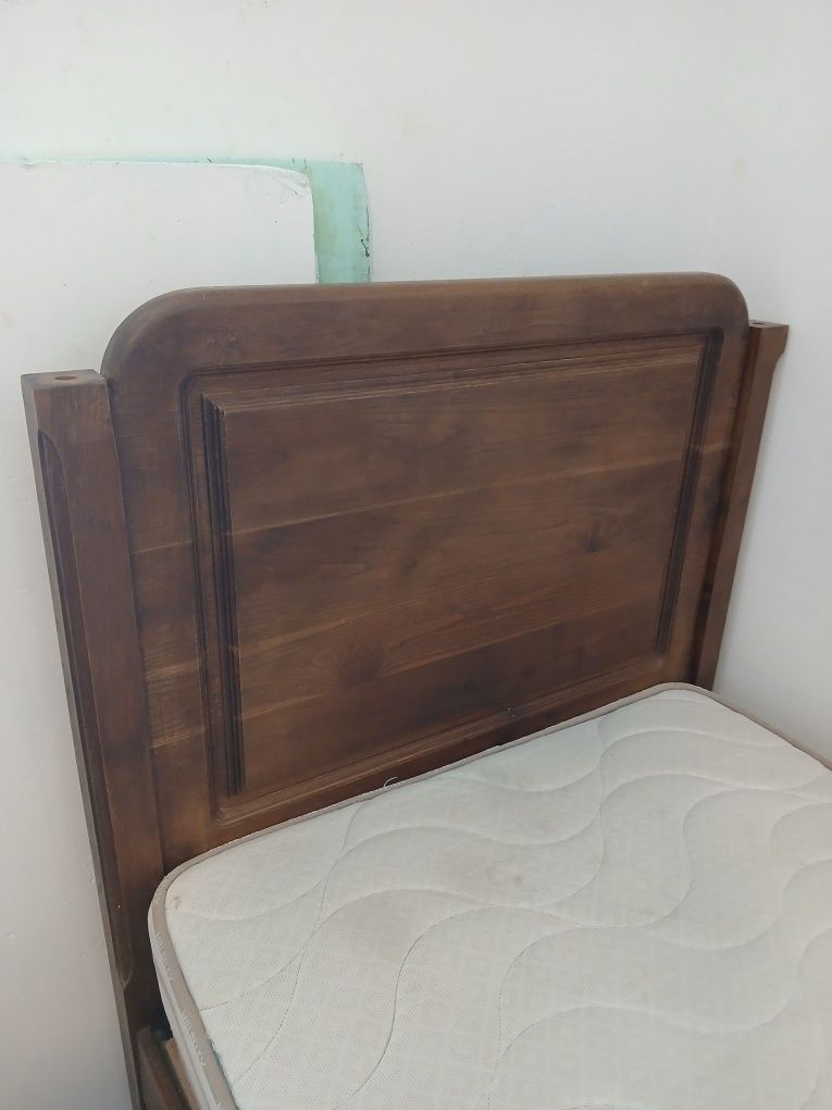 Cama de solteiro de madeira com colchão