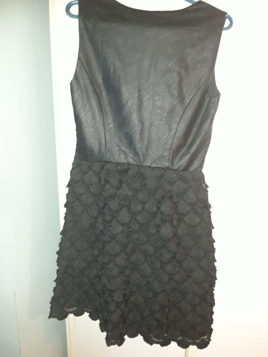 Czarna sukienka GUESS