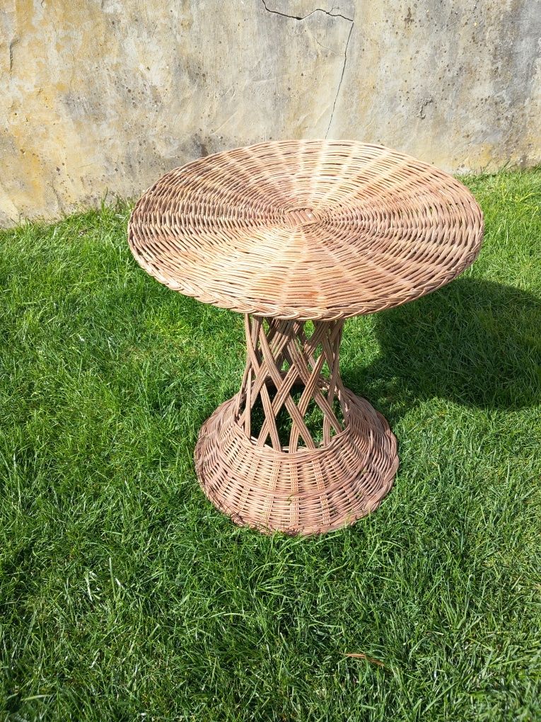 Mesa em palhinha