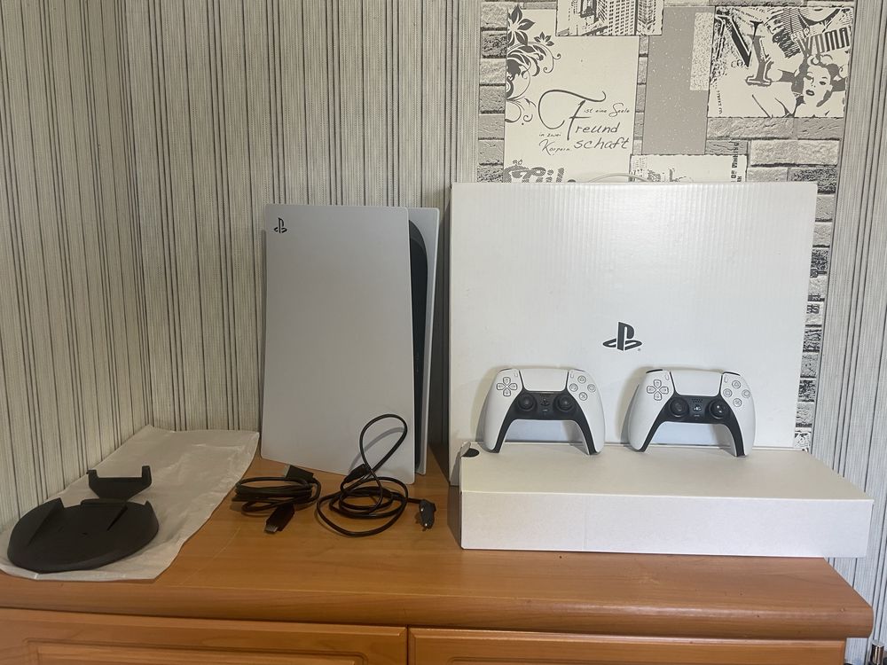 PlayStation 5 (PS5) Disc Edition. Повний комплект. Стан відмінний.