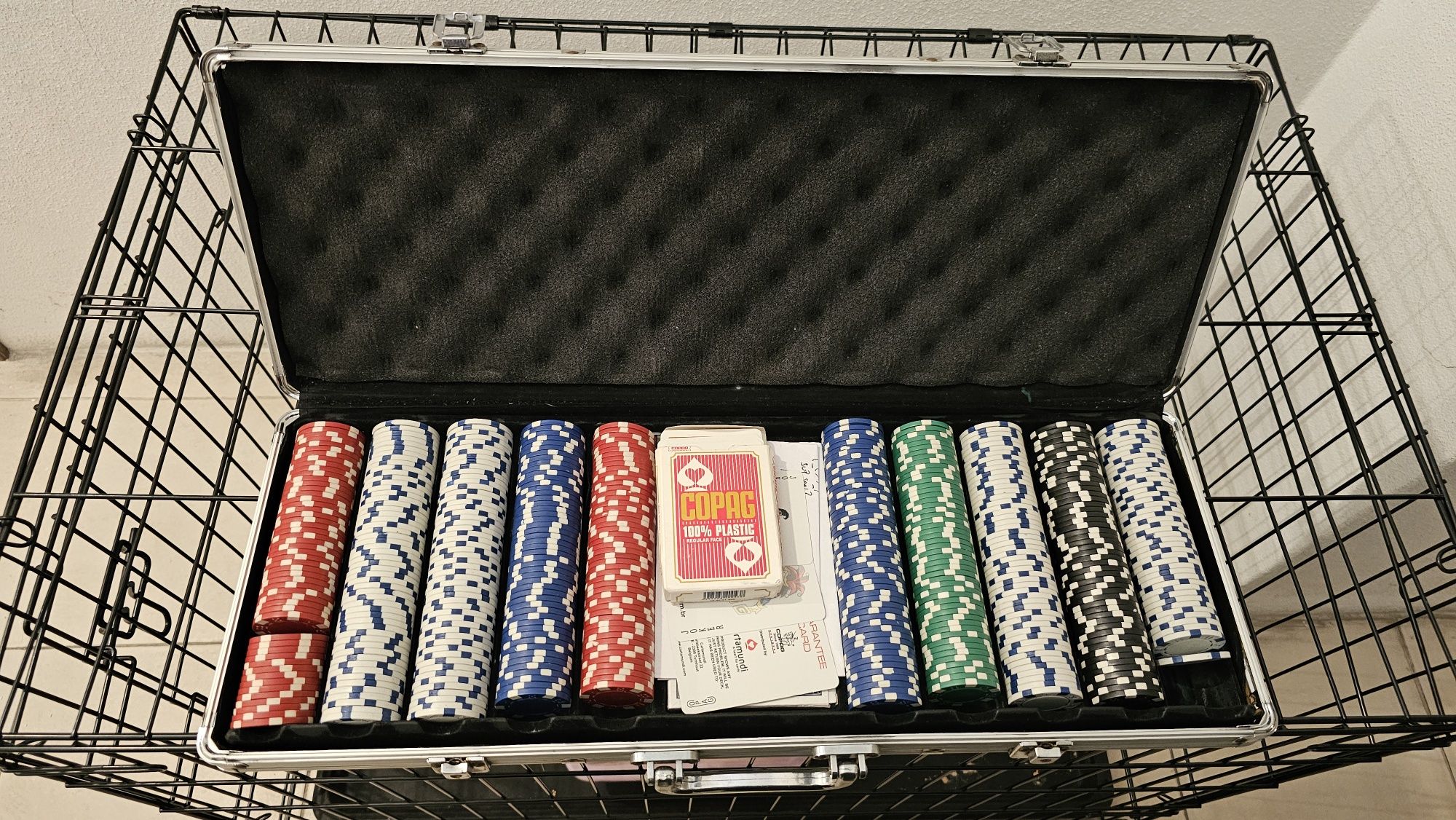 Jogo de cartas com fichas coloridas