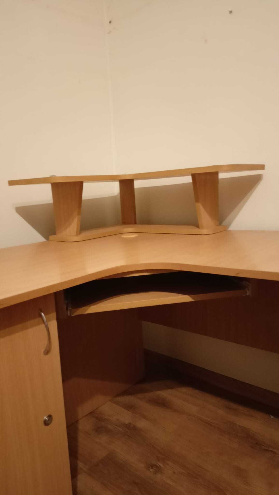 Duże jasne biurko w zestawie z półką ścienną