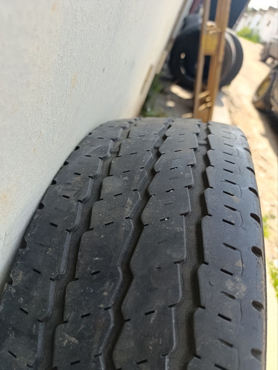 Різина б/у 215/65R16C.