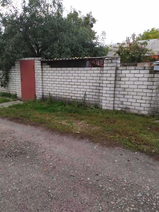 Частина цегляного будинку в затишному районі міста