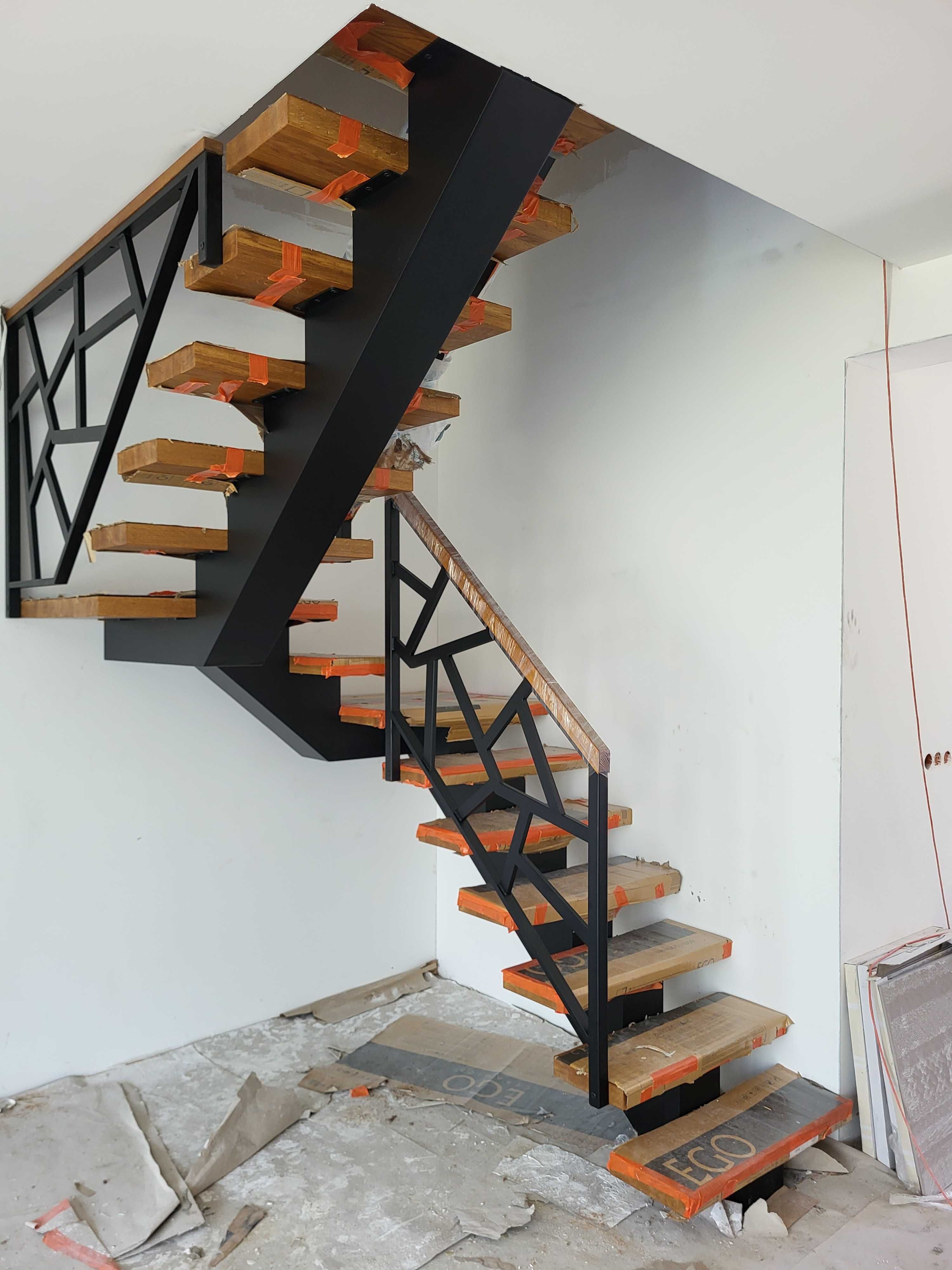 Schody wewnętrzne na konstrukcji metalowej ,balustrady
