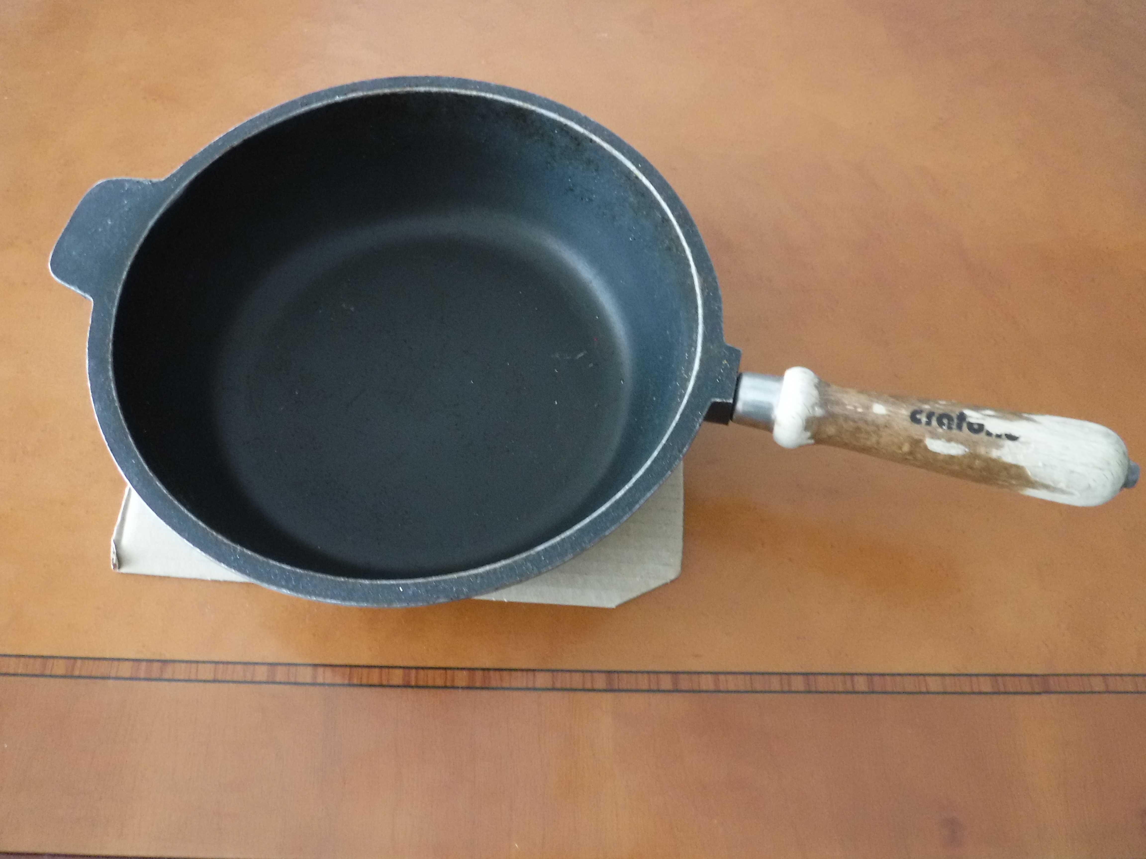Frigideira em ferro fundido com cabo em madeira Crafond 25 cm