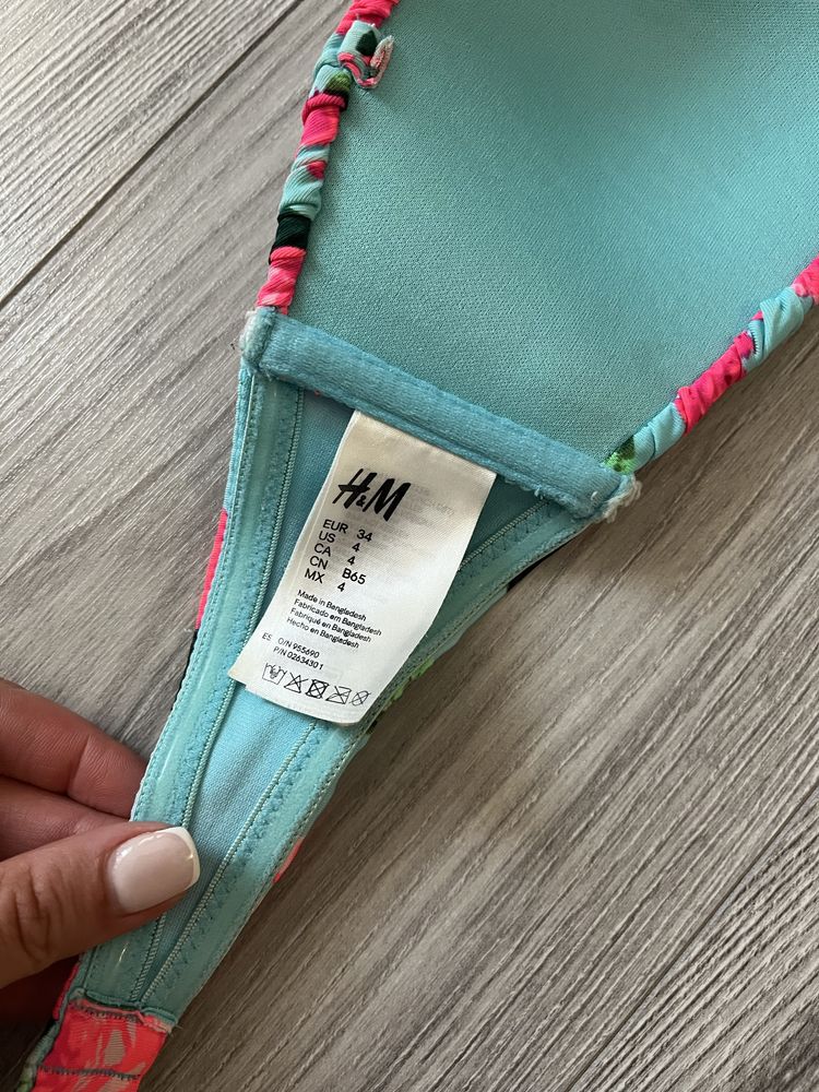 góra od stroju kąpielowego w kwiatki