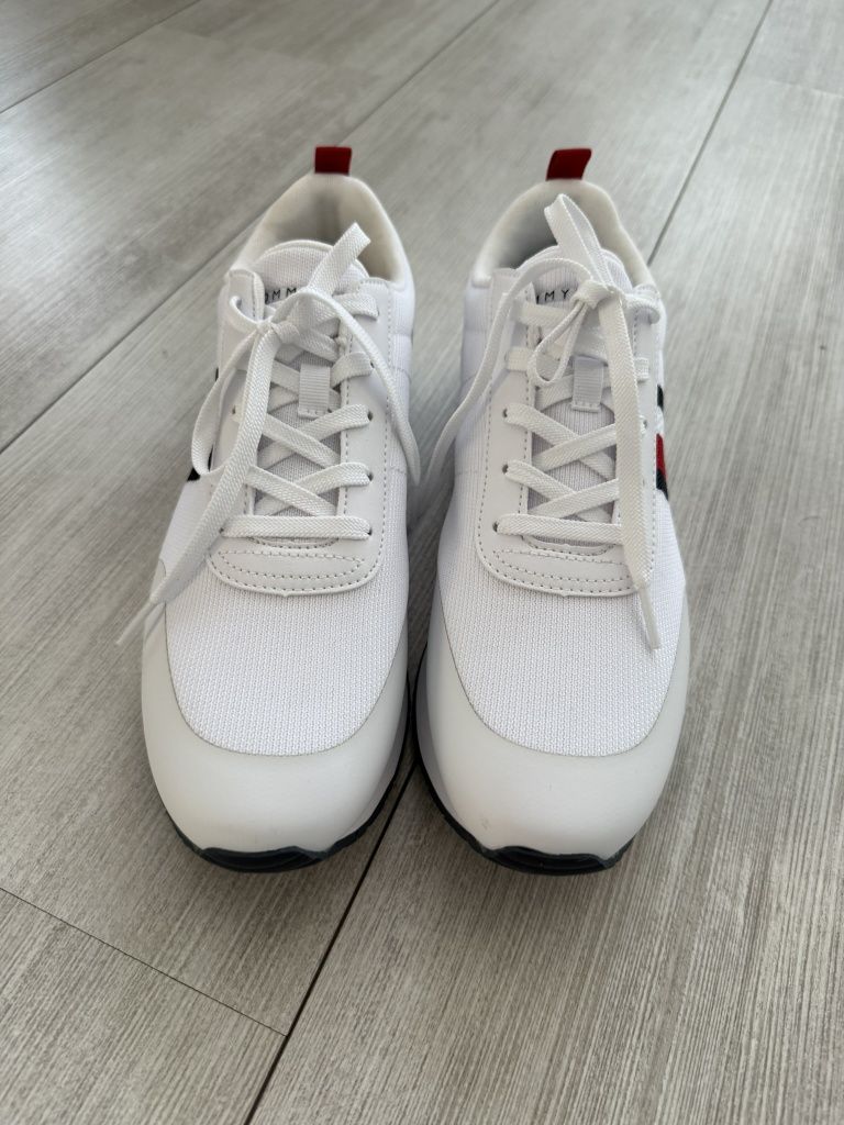 Nowe buty męskie Tommy Hilfiger, białe, rozm. 42