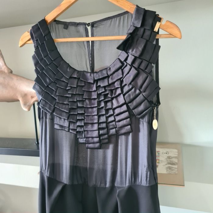 Tamanho M - peito 43 cm - cinta: 37 cm - anca: 54 cm - comprimento: 92