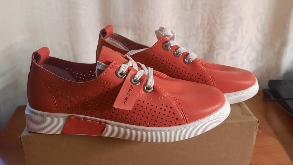 Кроссовки кожаные 36р