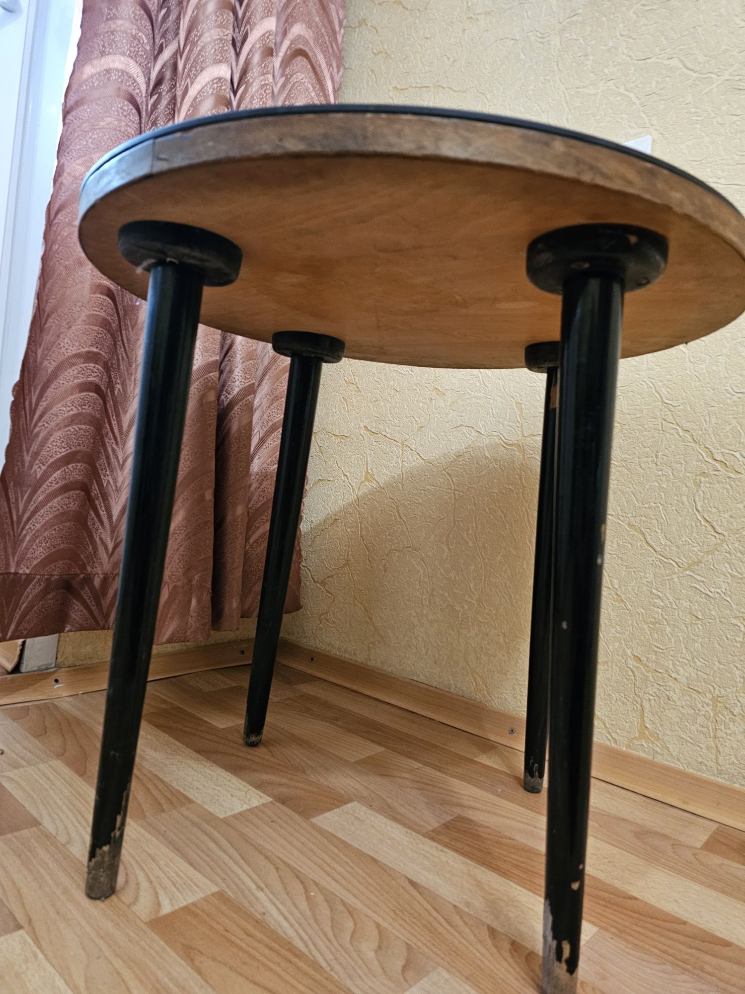 Продам столик со стеклом