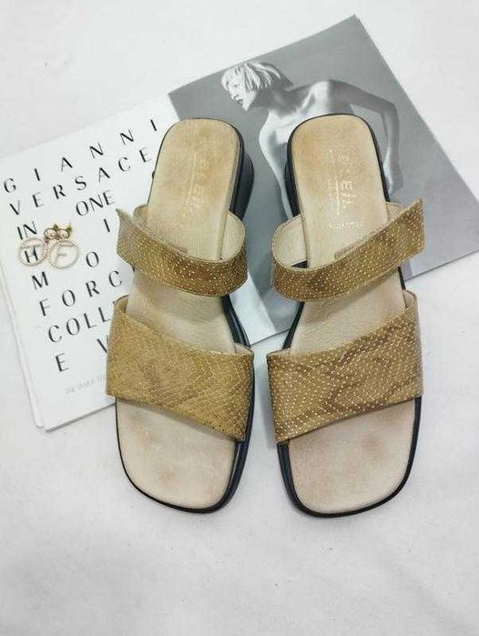 Кожаные бежевые шлепанцы босоножки на липучке принт под змею