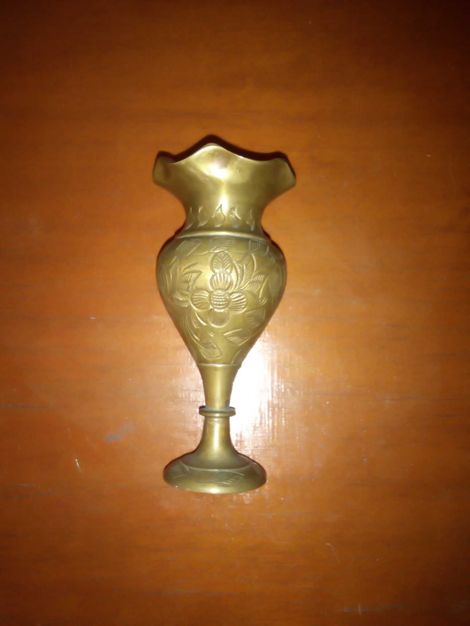 Mini jarra em latão, gravada com motivos florais, usada