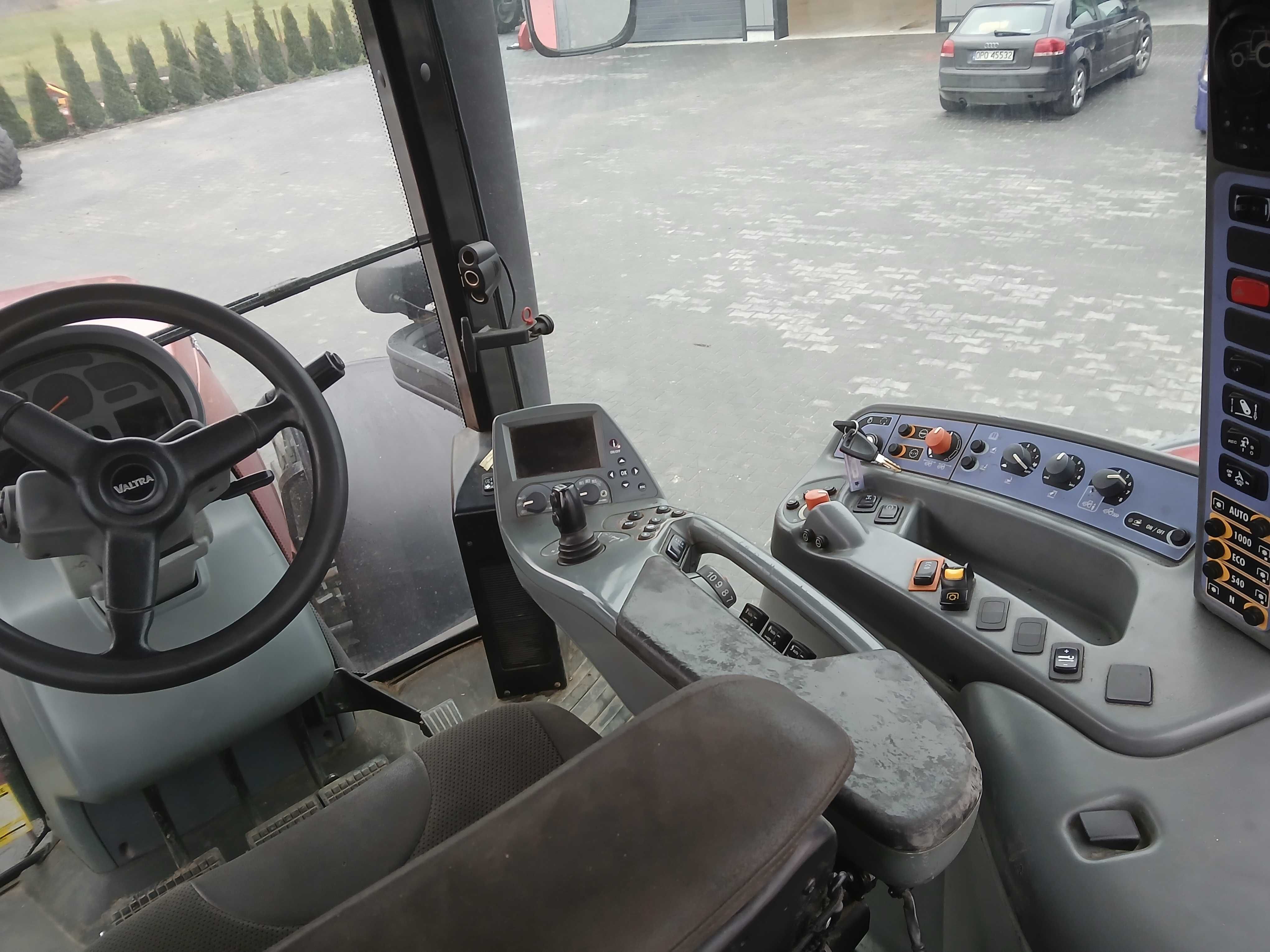 Ciągnik rolniczy VALTRA S352